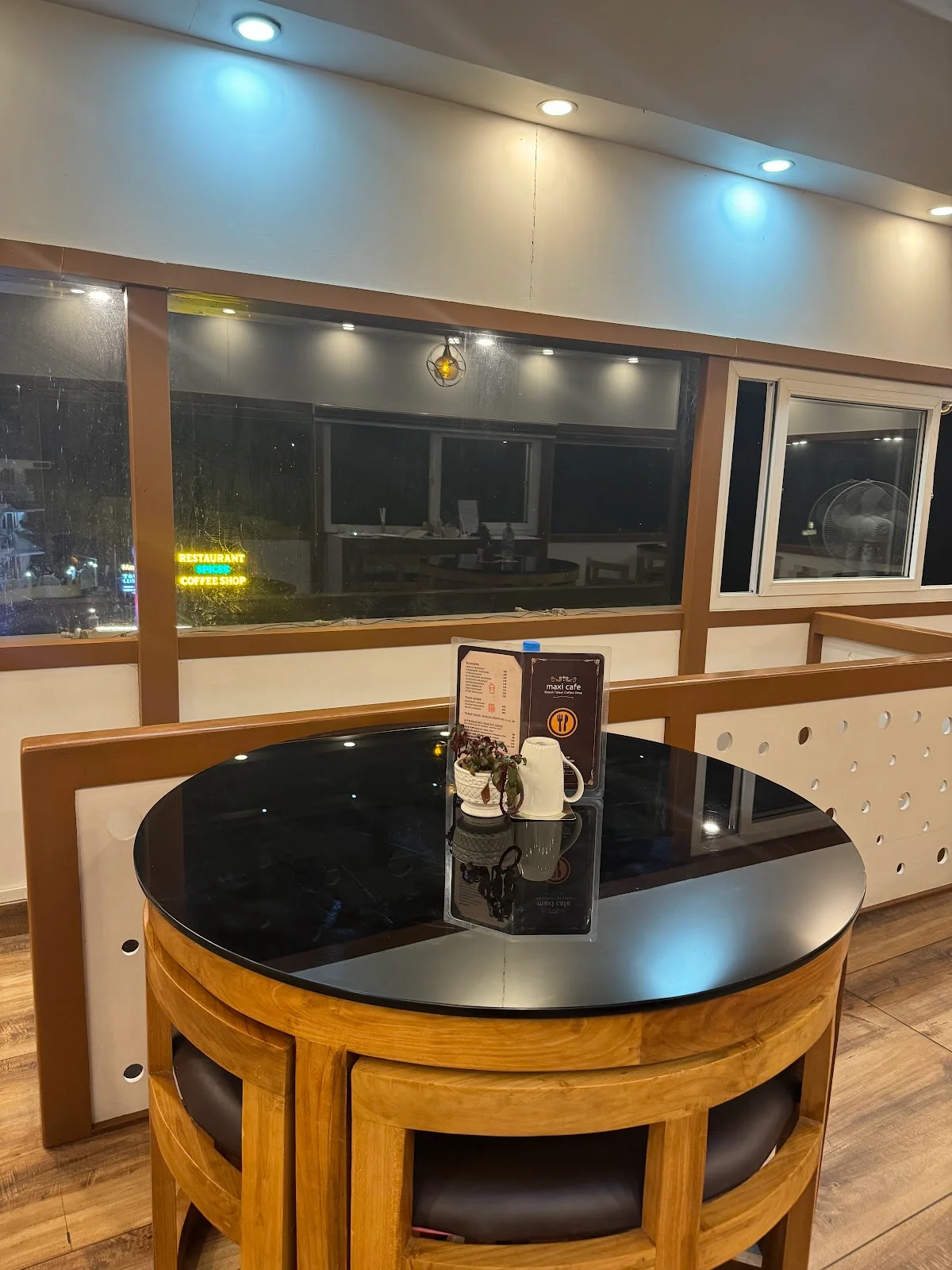 Maxi cafe