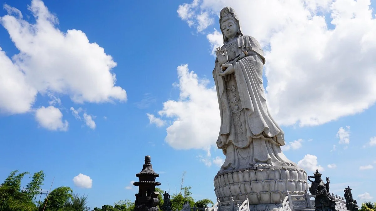 Vihara Avalokitsvara - Statue of Dewi Kwan Im