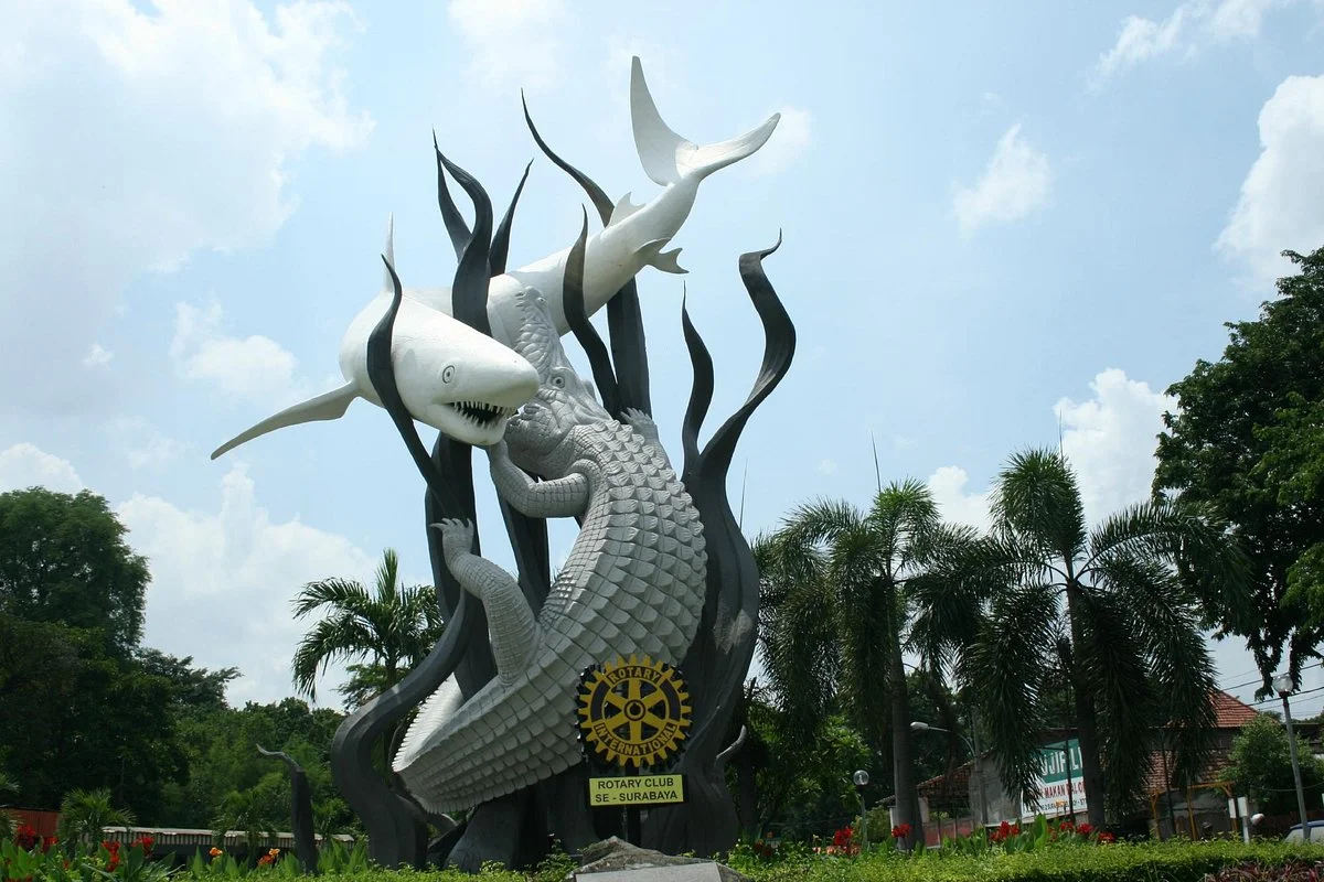 Suroboyo Monument