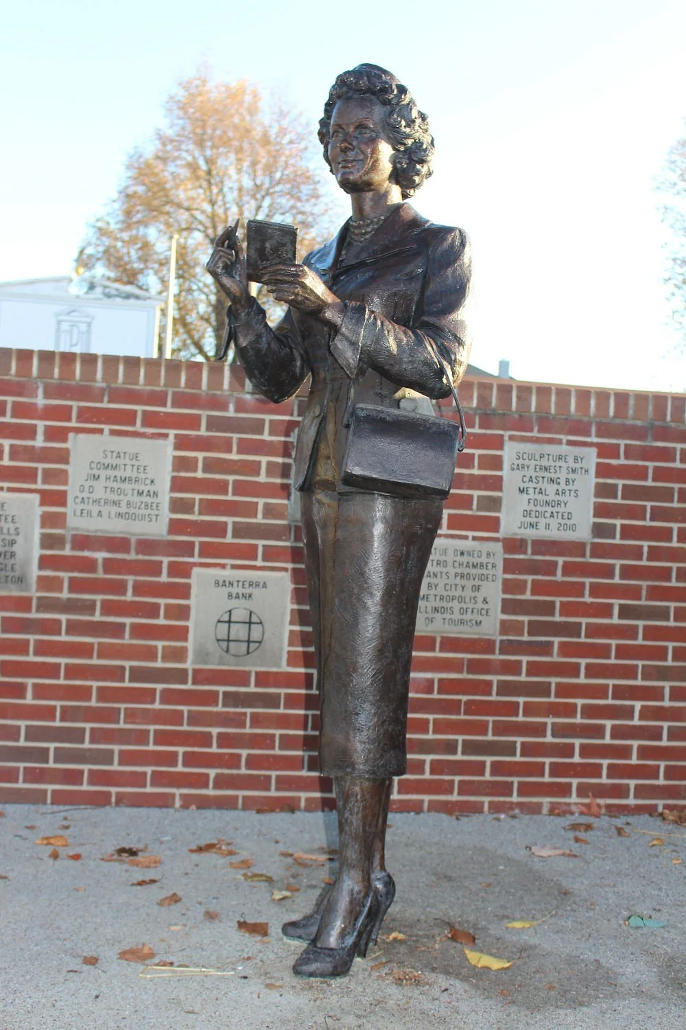 Noel Neill statue