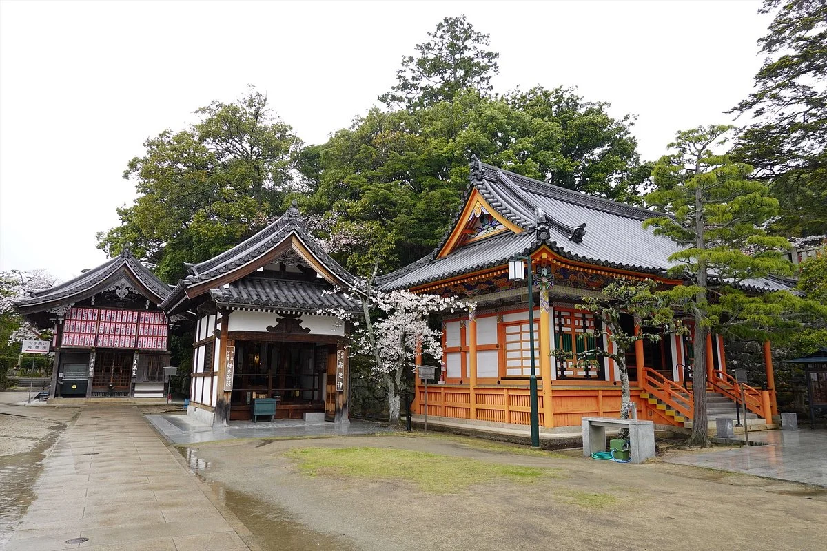 Nakayama-dera Temple Emmado