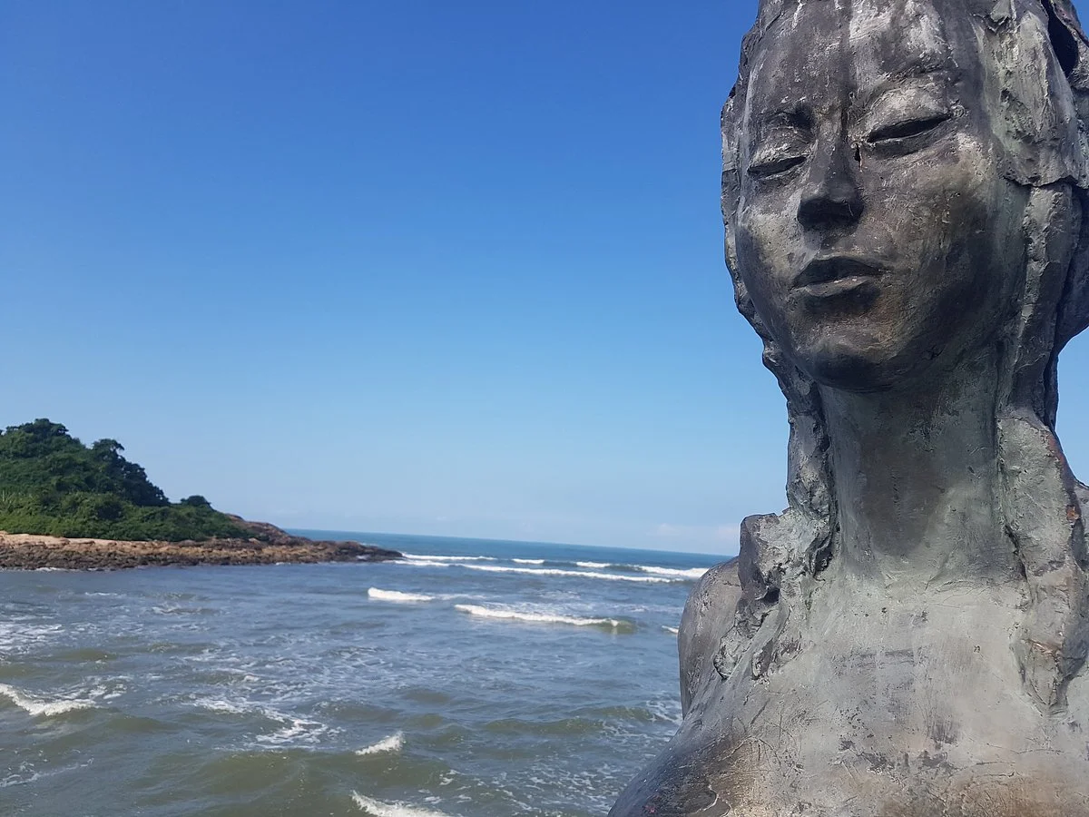 Mulheres de Areia Monument