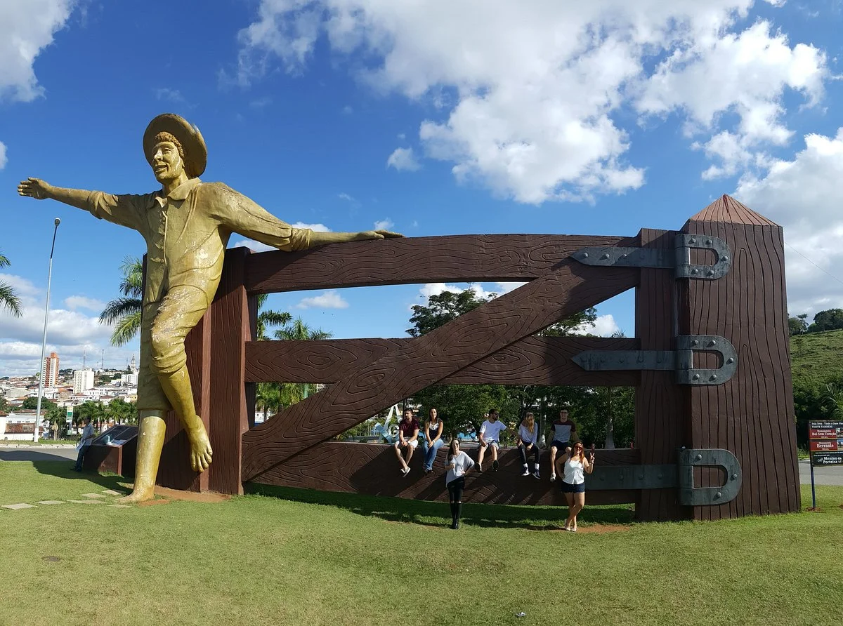Monumento Menino Da Porteira