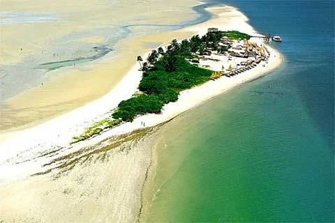 Coroa do Avião Beach