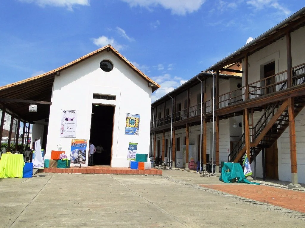 Biblioteca Publica Julio Perez Ferrero‎