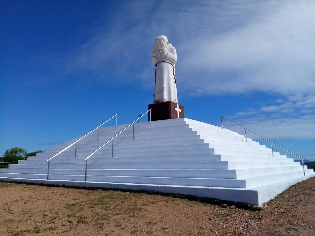 Estátua Frei Damião