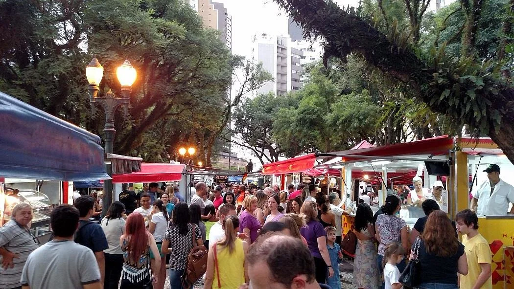 Feira Noturna do Champagnat