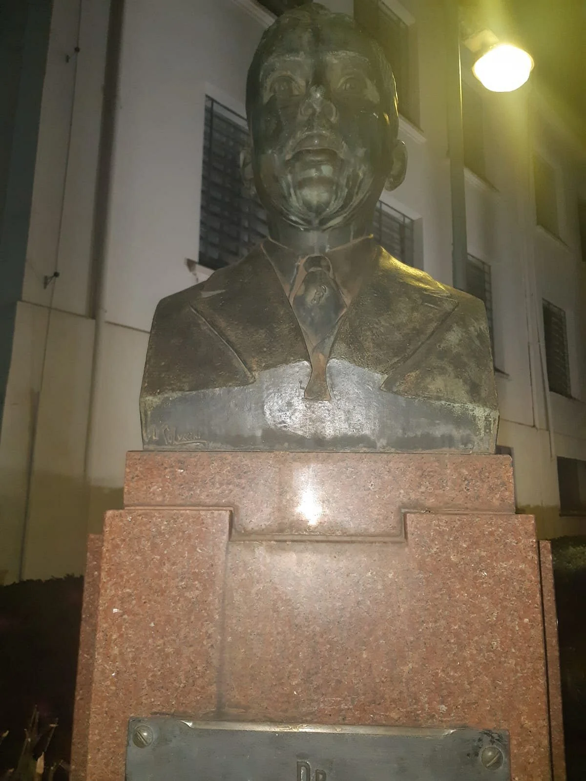 Busto em Memória do Dr. Trajano de Barros Camargo