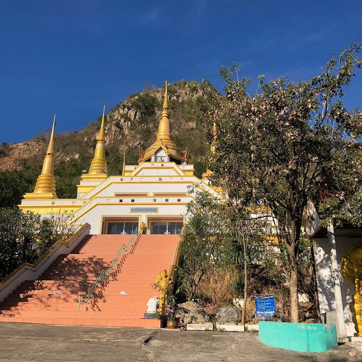 Wat Tham Phrahat Khao Phrang