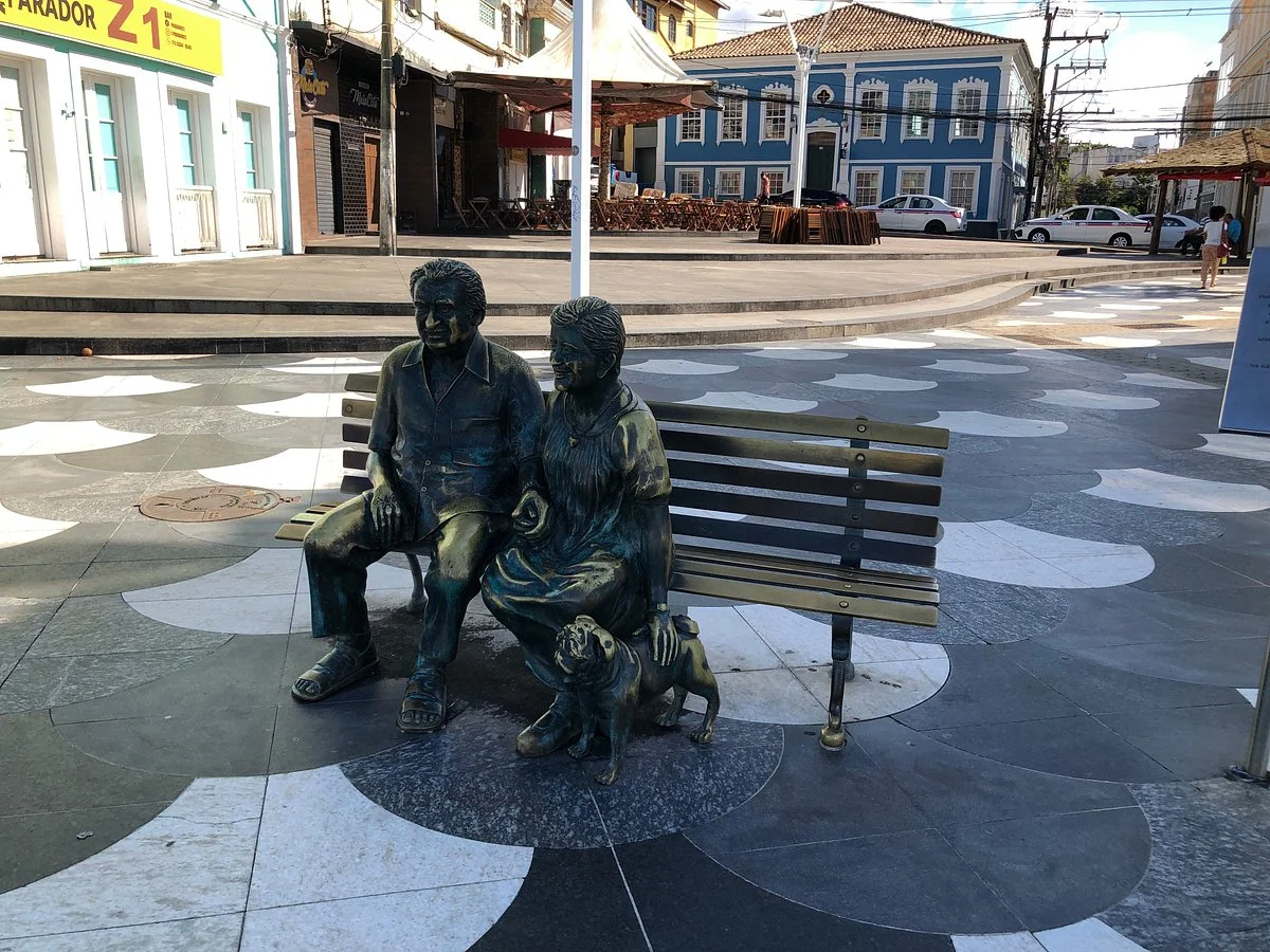 Estatua de Jorge Amado e Zelia Gattai