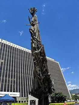 El Monumento a La Raza