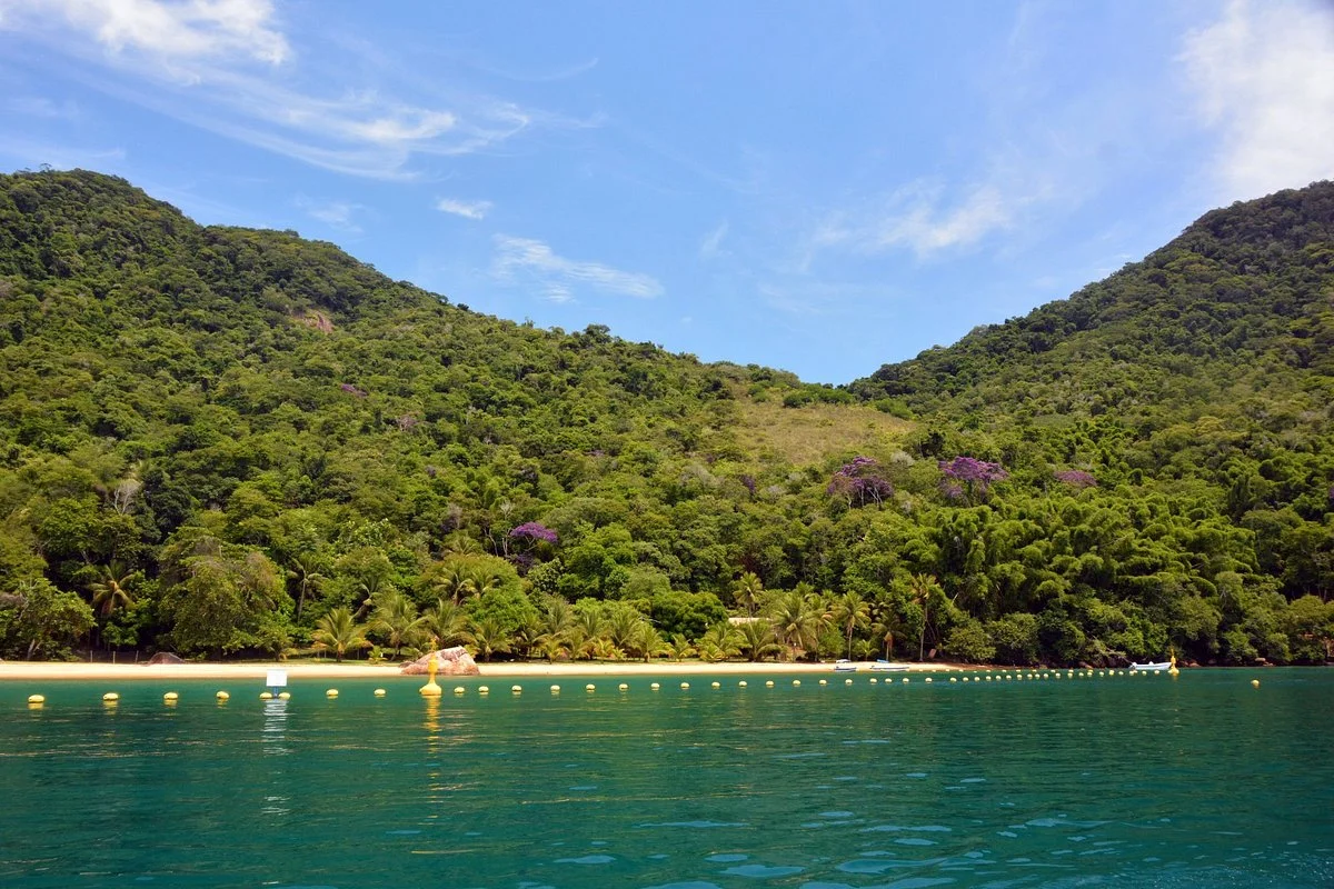 Amendoeiras Beach