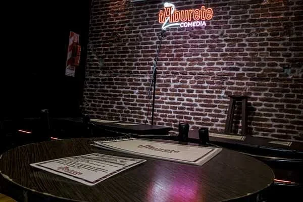 Taburete Club de Comedia