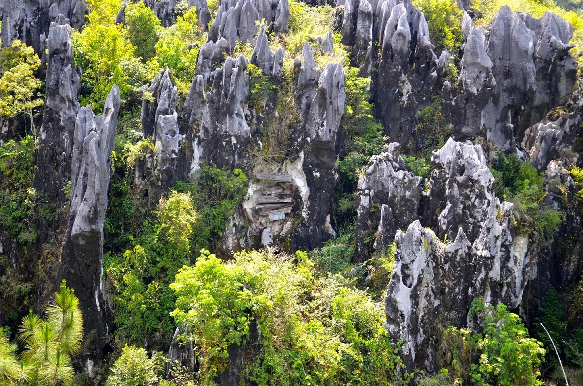 Lumiang Cave