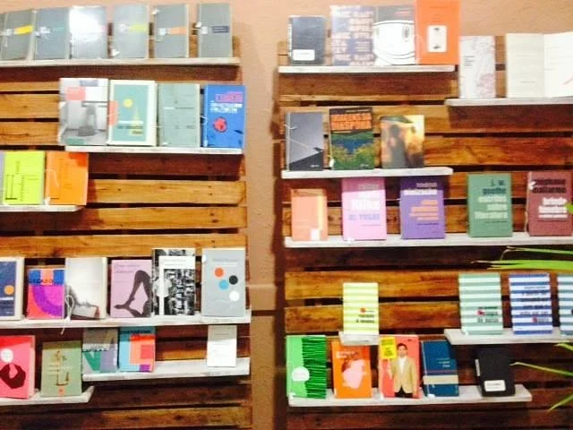 Boto-Cor-de-Rosa Livros Arte & Café