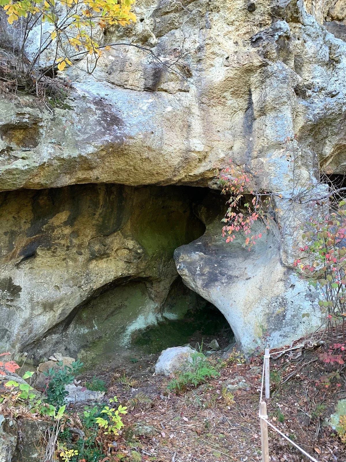 Hibakoiwa Cave