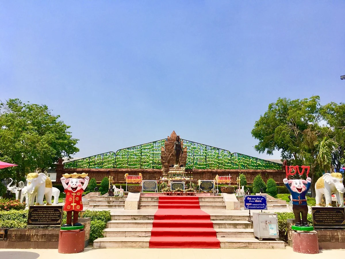 Phra Nang Chamthewi Statue