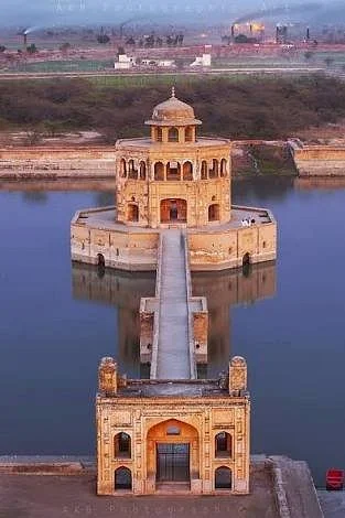 Hiran Minar Tomb