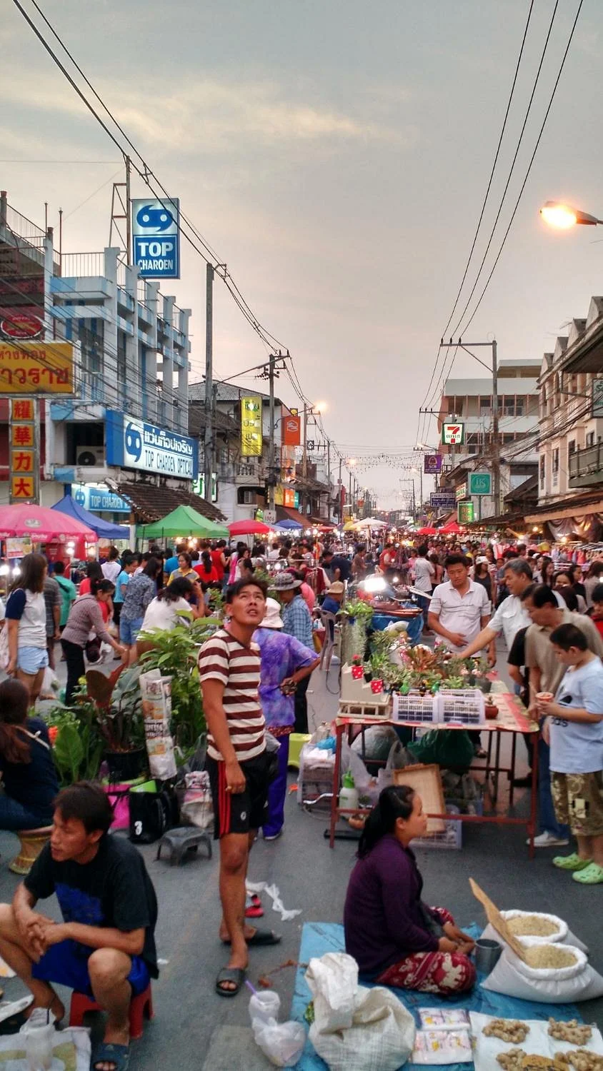 San kamphang Saturday walking street market