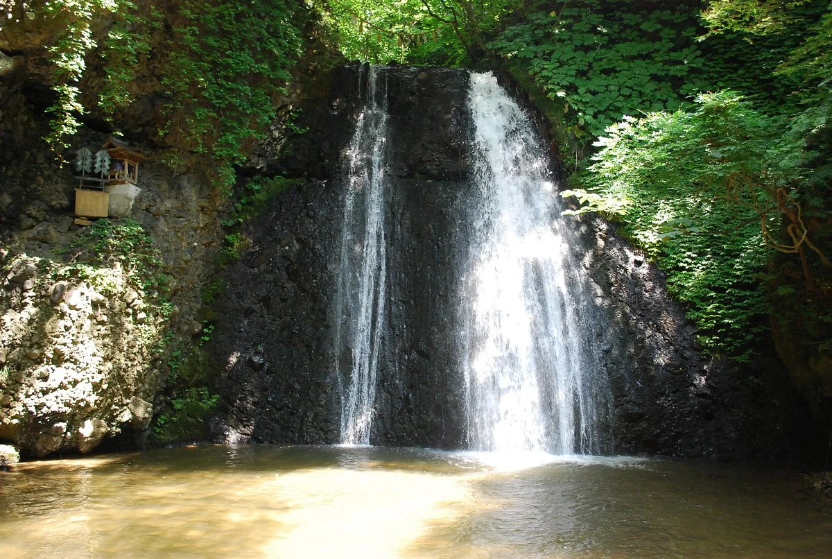 Shirataki Falls