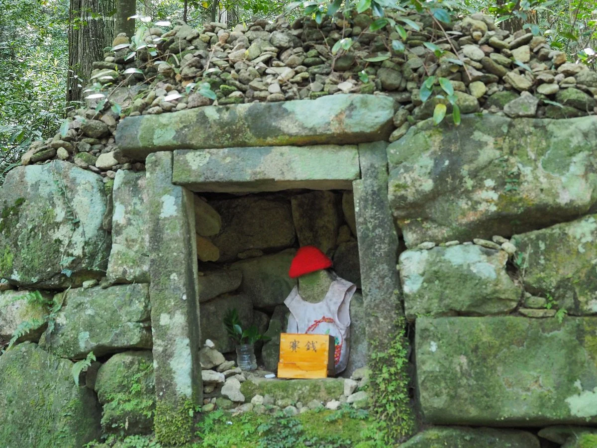 Yonaki Jizo Statue