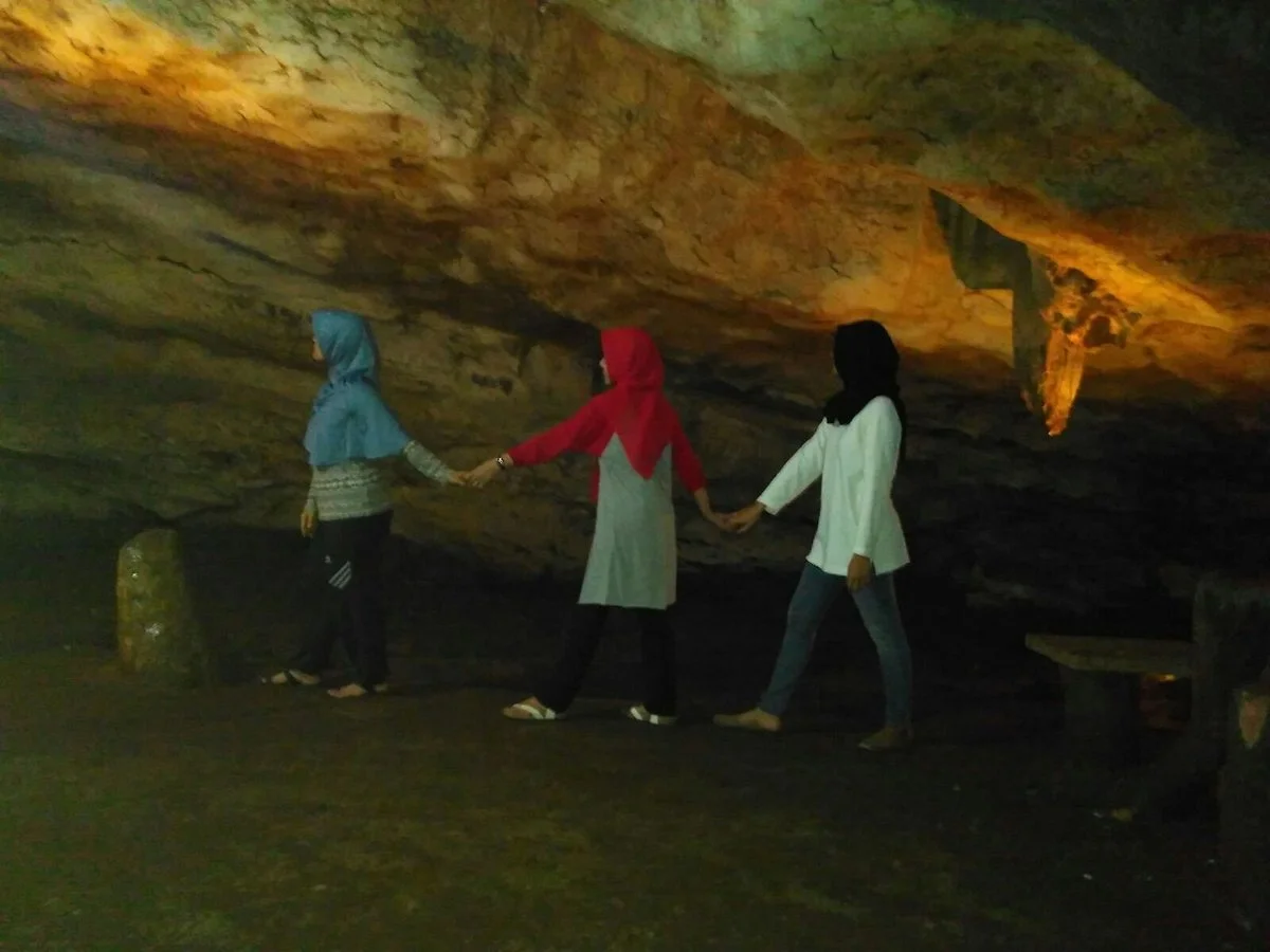 Lowo Cave