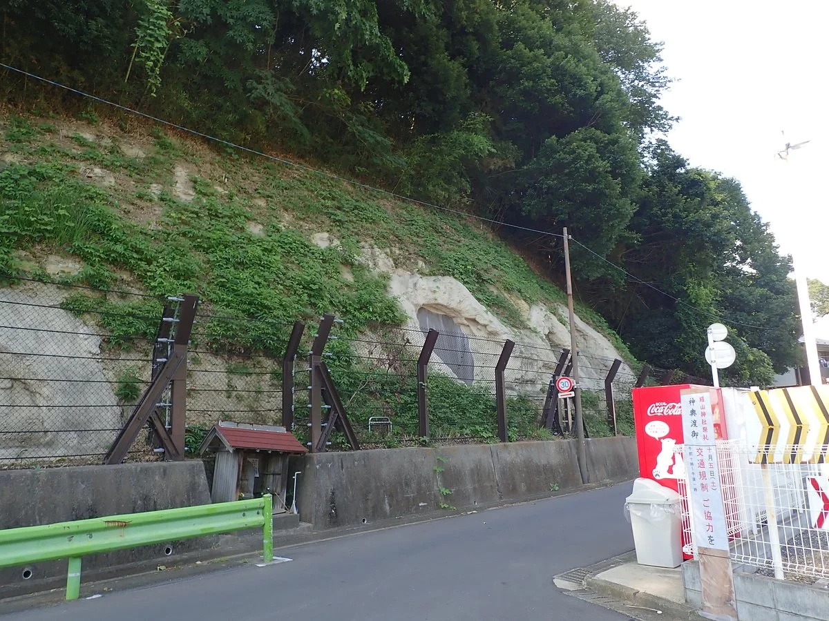 Miwa Shirasaka Tunnel Graves