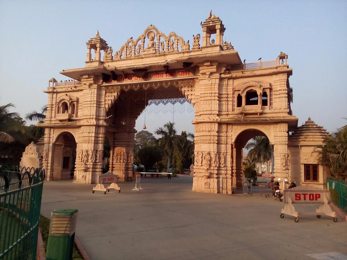 Shree Pavapuri Tirtvh Jiv Metri Dham Temple