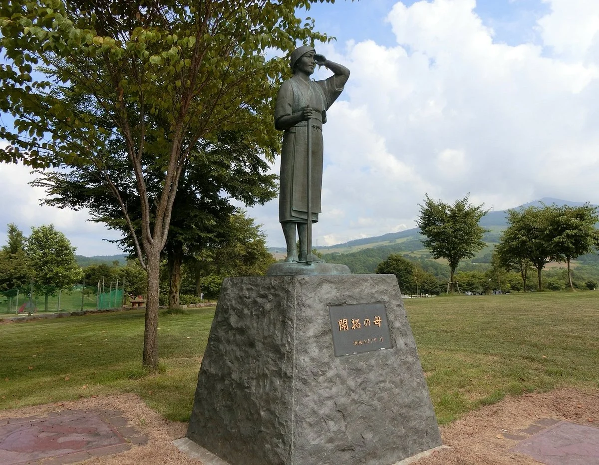 Kaitaku no Haha Statue