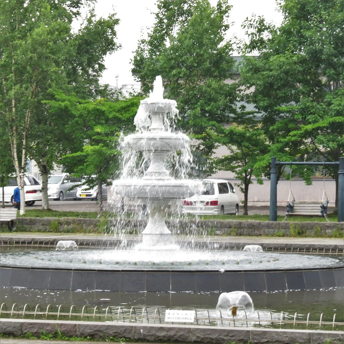 Akai Kutsu Oyako Statue