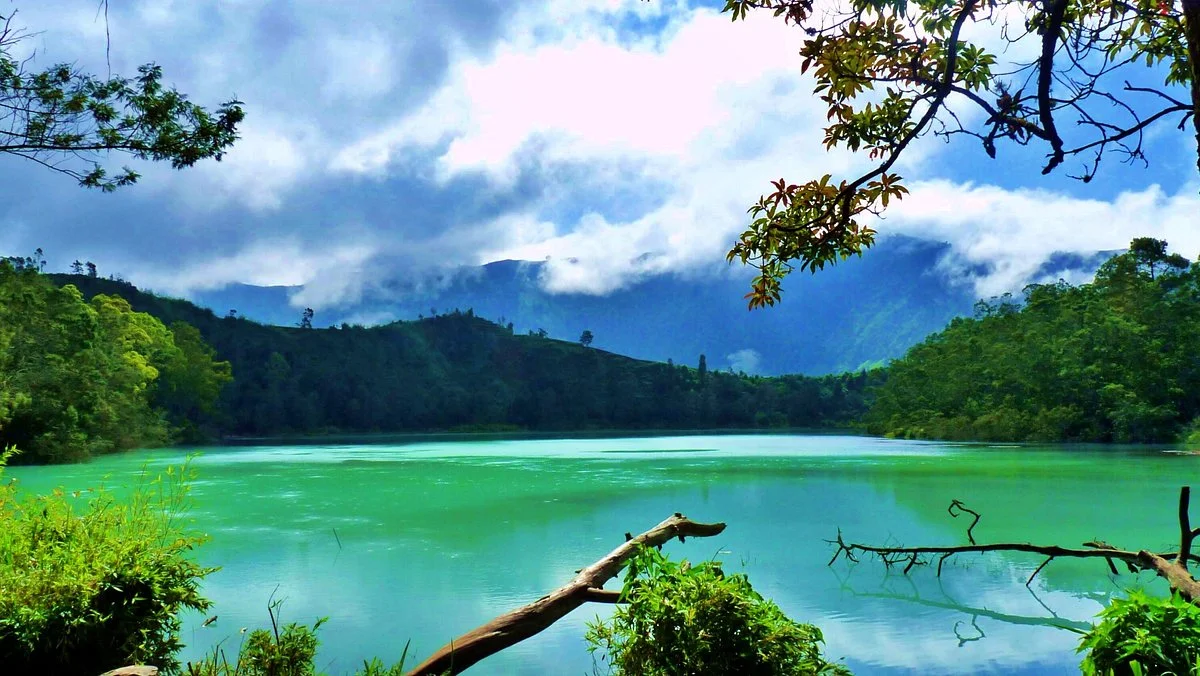 3 Colored Lake