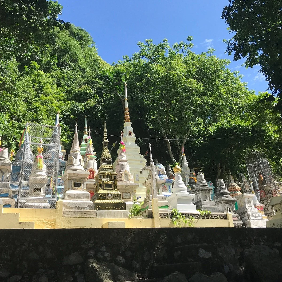 Wat Khao Takhrao