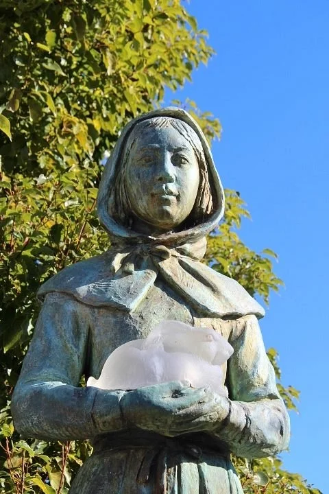 Statue of Garasu no Usagi