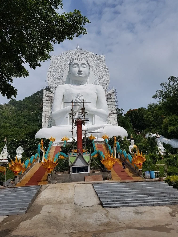Wat Tham Phratat Khao Prang