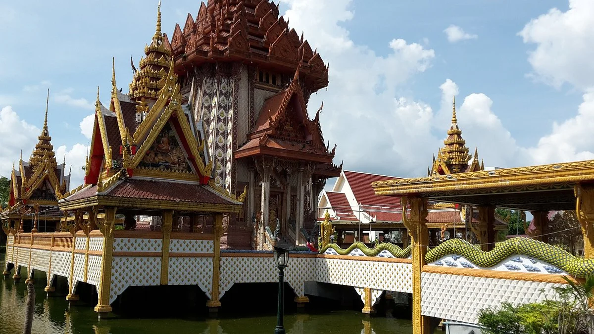 Wat Phet Phumsuwan Wararam
