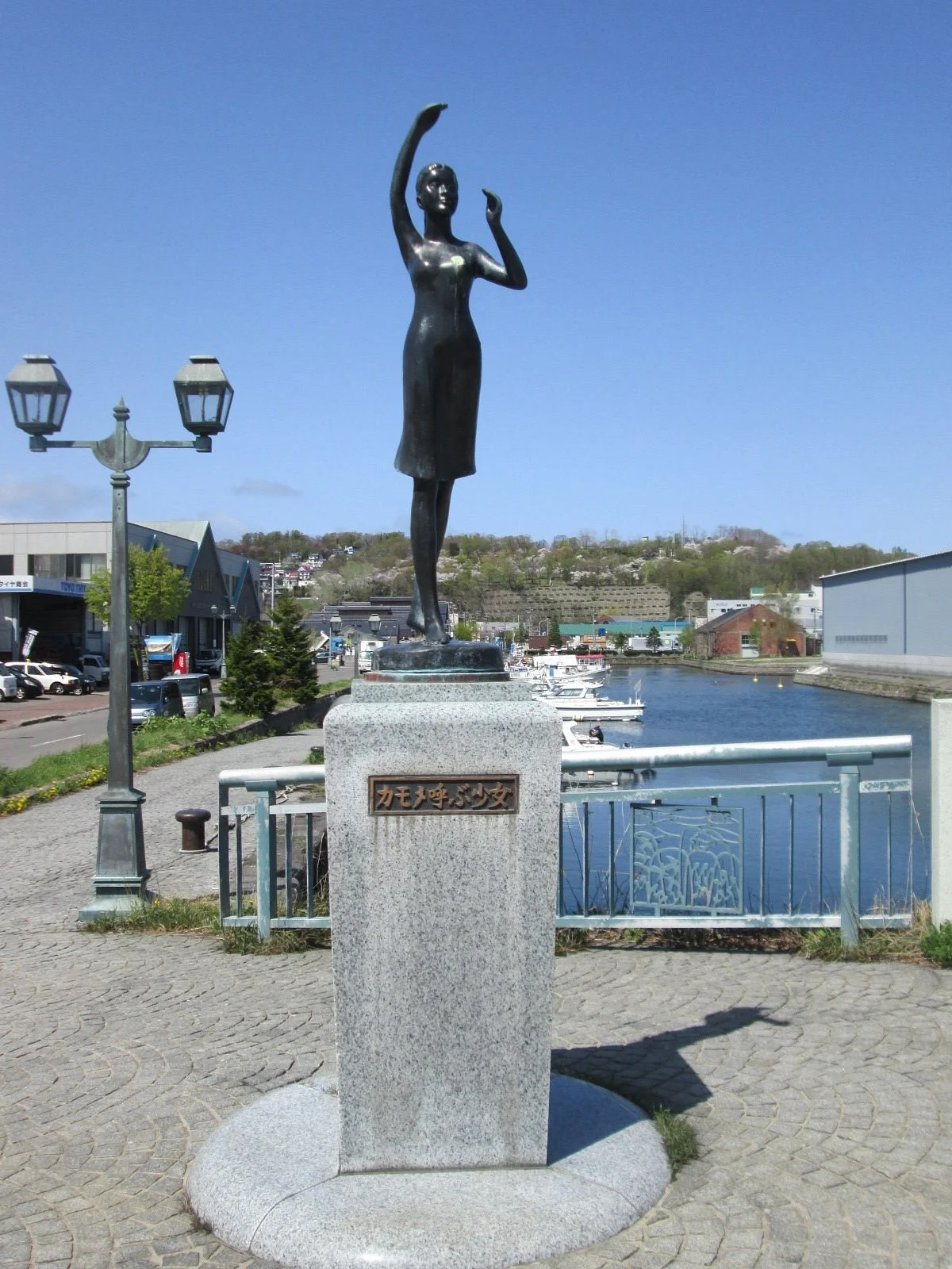 Kamome Yobu Shojo Statue