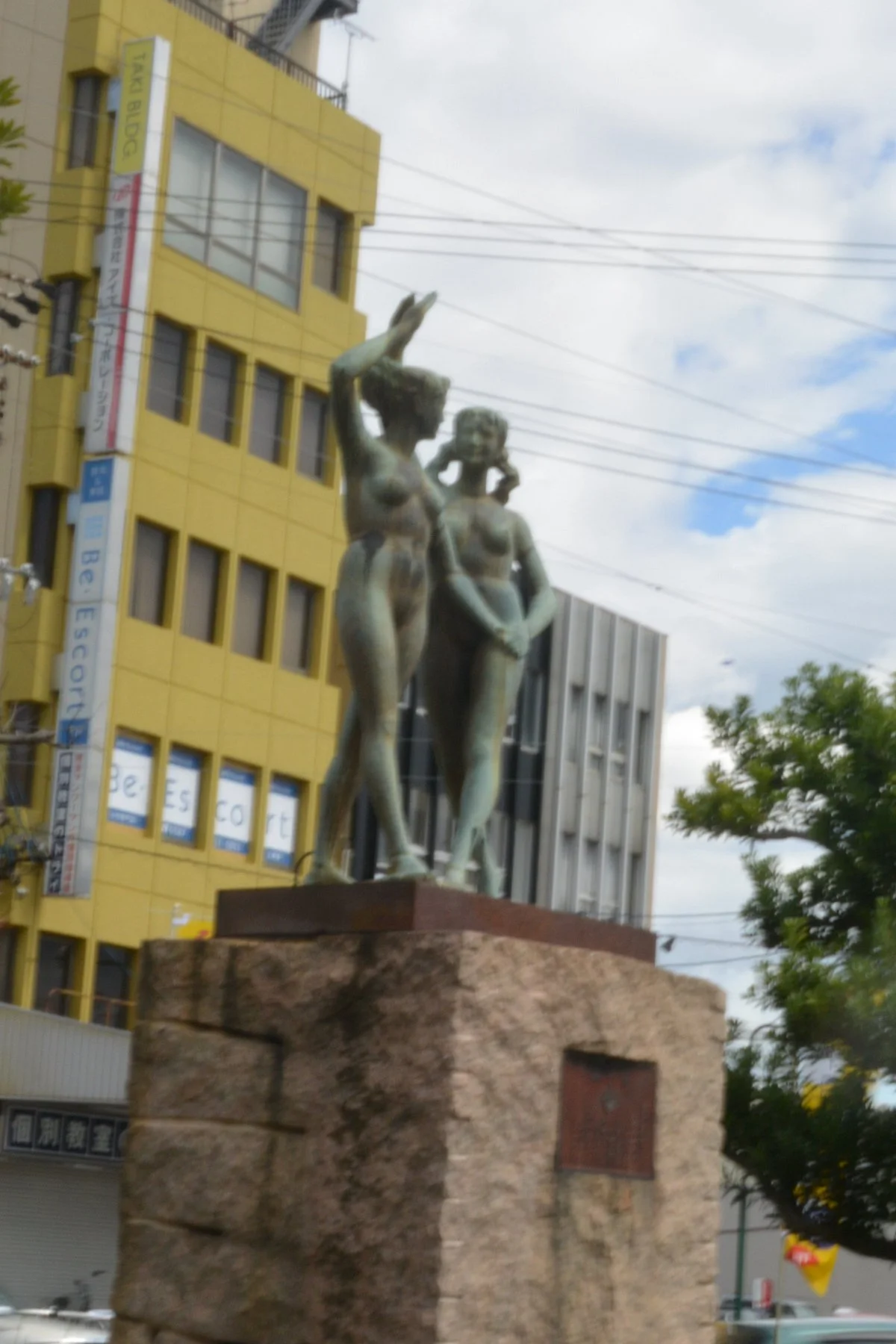 Wa to Hagemi Statues of Women