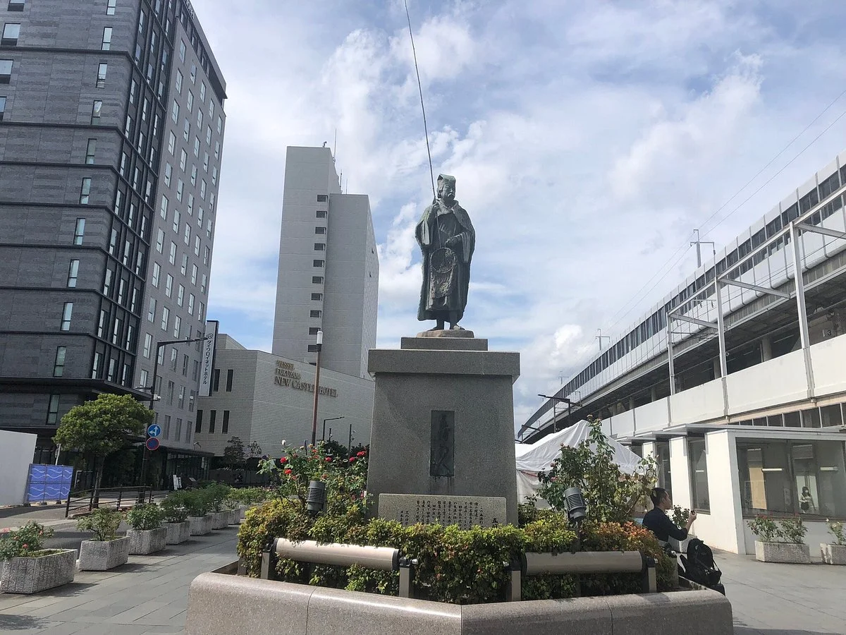 Izurachojin Statue