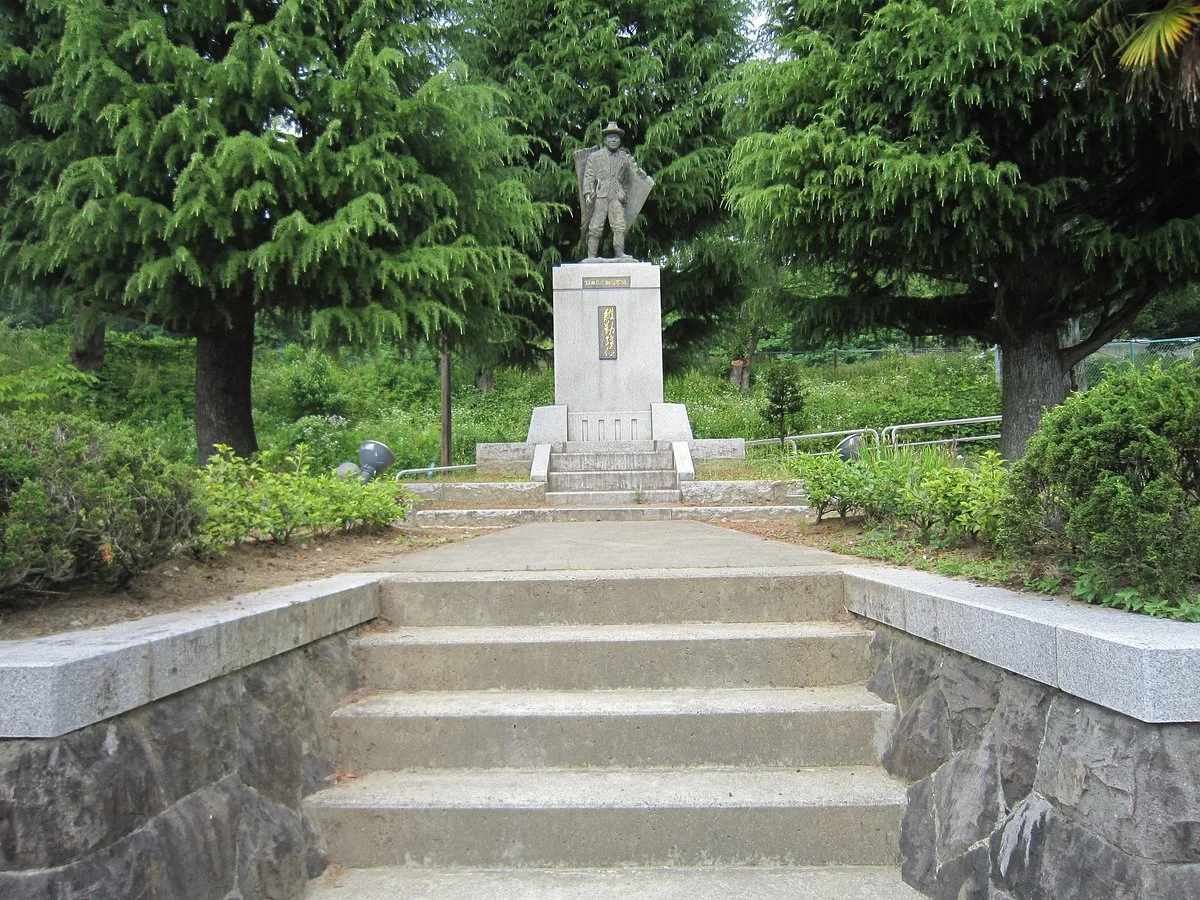 Kamata Sannosuke Statue