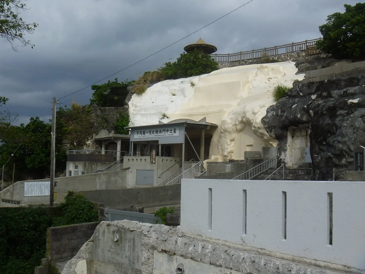 Sumubara Mutebara Ryomonchu Grave