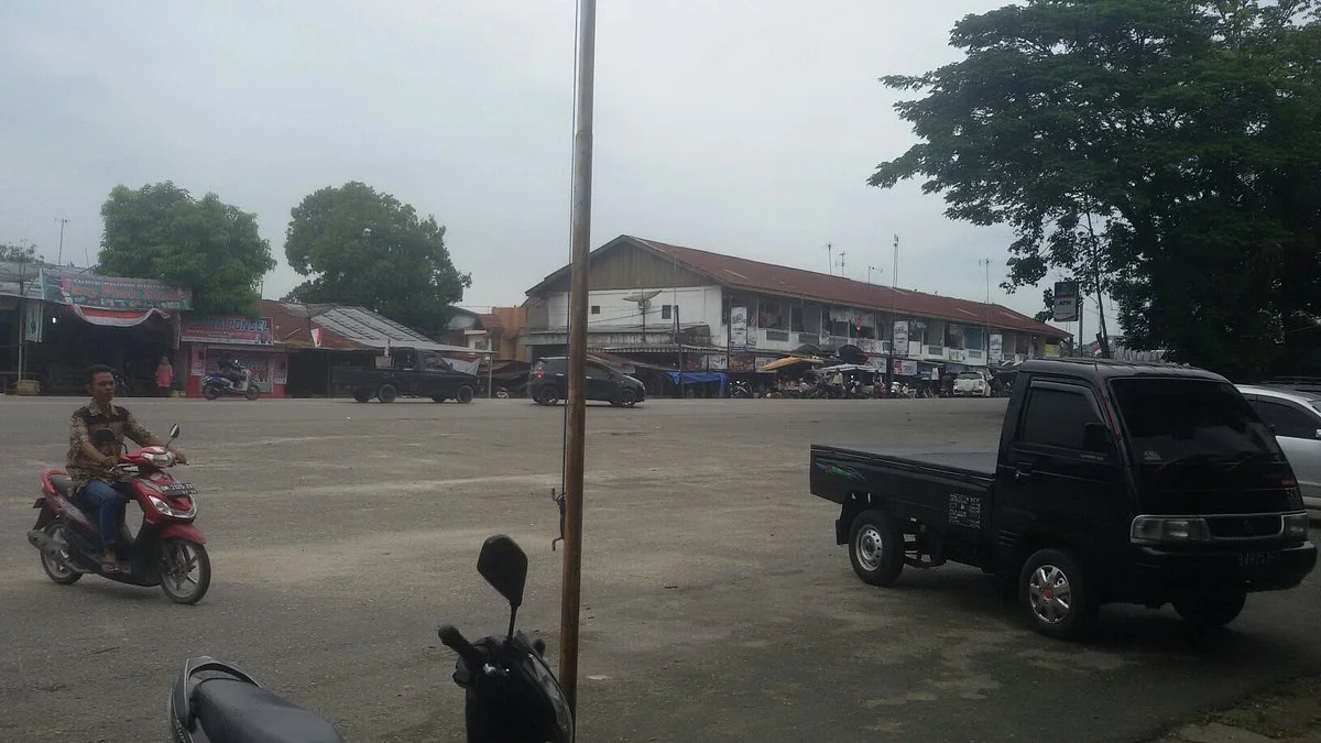 Bingkuang Lake Market