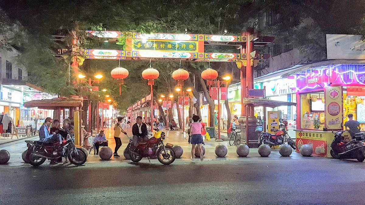 HuaQiaoXinCun Lu BuXingJie
