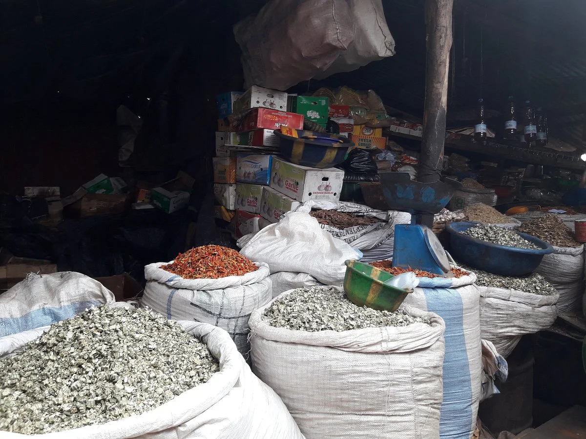 Bamako: vegetable market at the south bank
