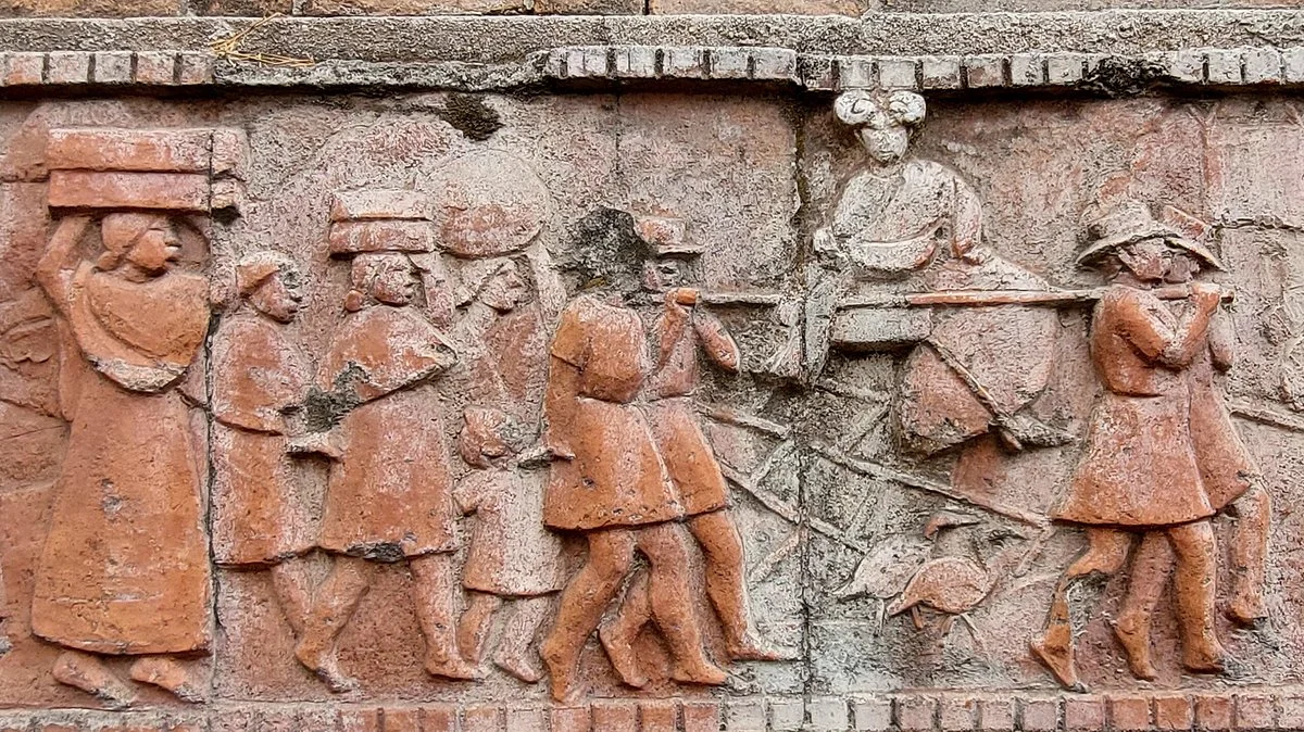 Relief En Terre Cuite D'antananarivo