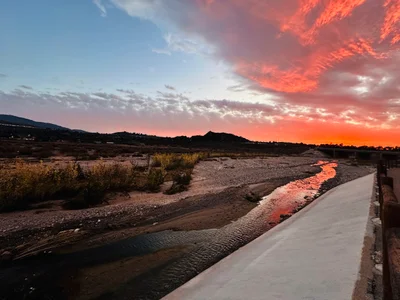 Santa Clarita - Photo 3