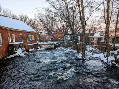 Amesbury - Photo 2