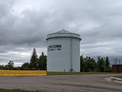 Lewistown - Photo 2