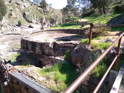 Adelong - Photo 3