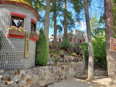 Glass Bottle House - Photo 2