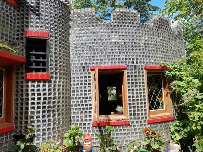 Glass Bottle House - Photo 3